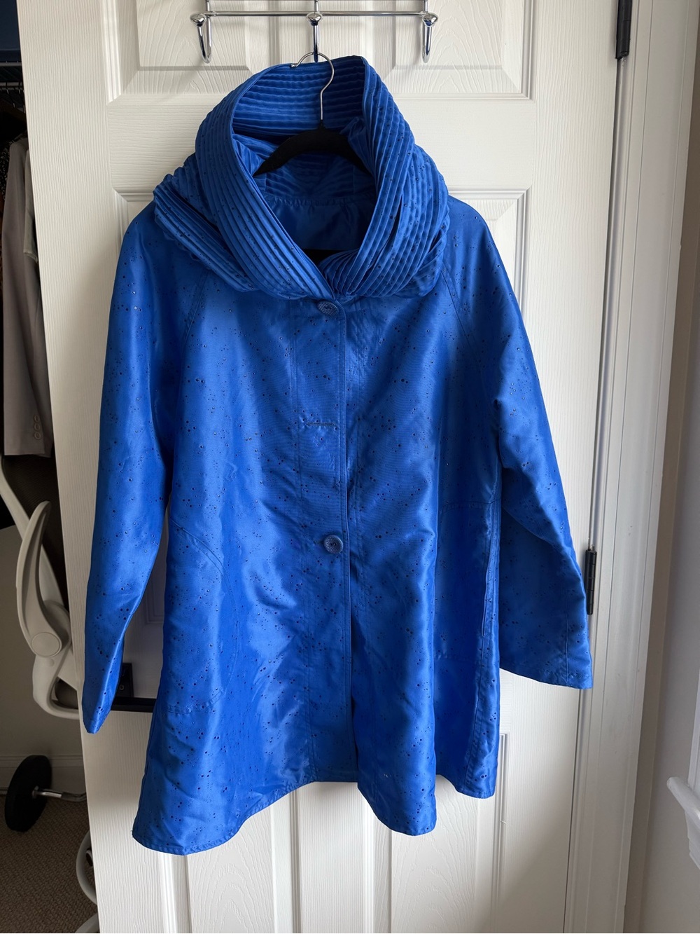 Oopéra Women’s Royal Blue Lightweight reversible raincoat with Statement Collar